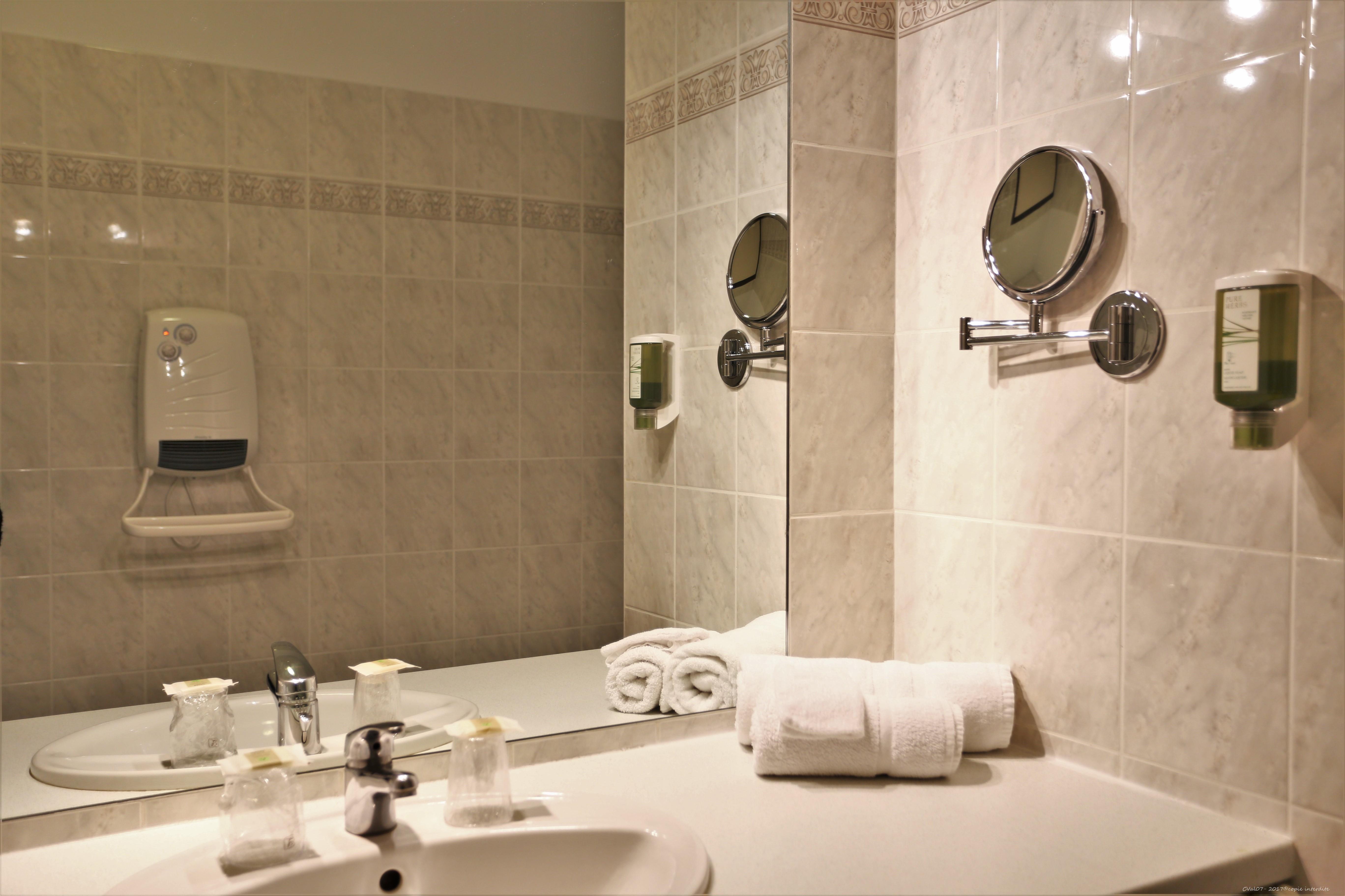 Logis Hotel-Restaurant La Mere Biquette Saint-Pons  外观 照片