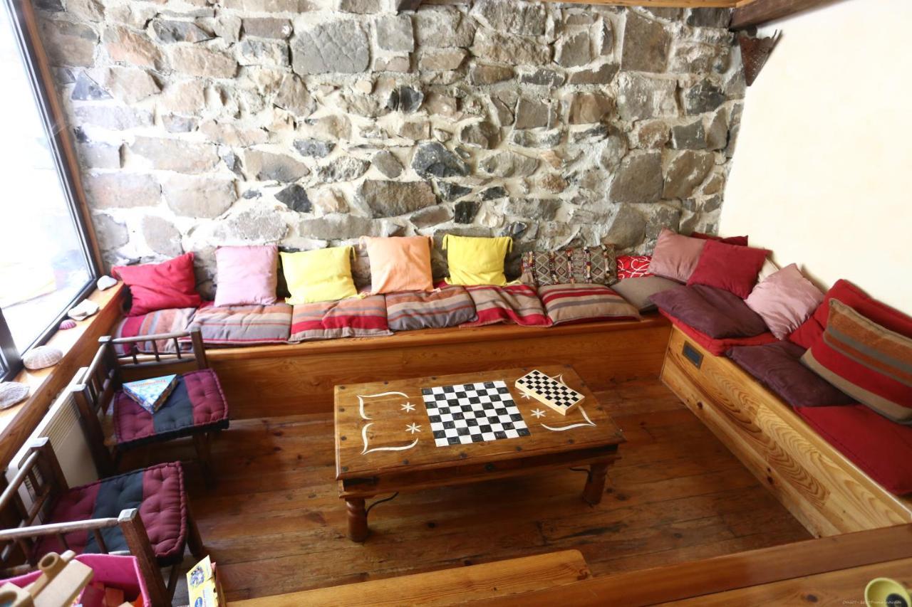 Logis Hotel-Restaurant La Mere Biquette Saint-Pons  外观 照片